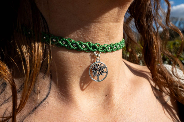 Ras de cou en micro-macramé vert et pendentif Arbre de Vie argenté 