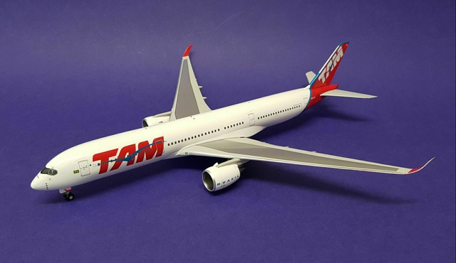 TAM Airbus A350-900 (PR-XTA) mit Flaps up, 1:200, Inflight200