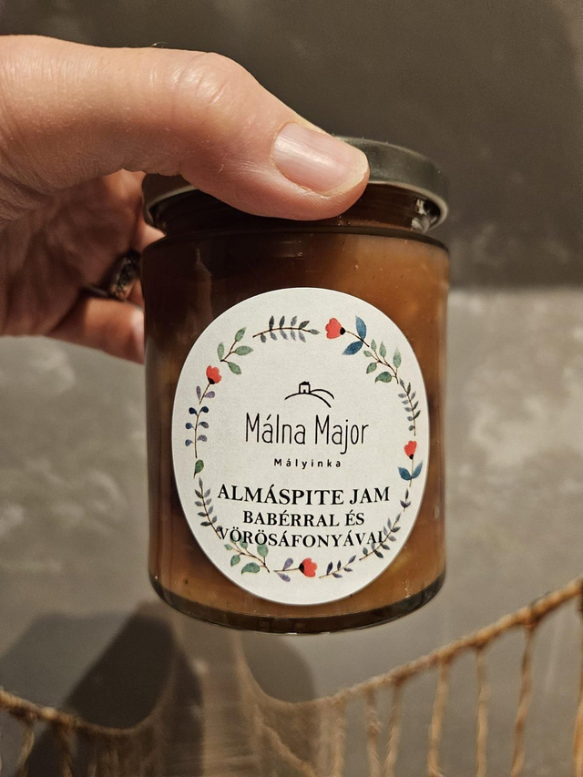 Almáspite jam babérral és vörösáfonyával