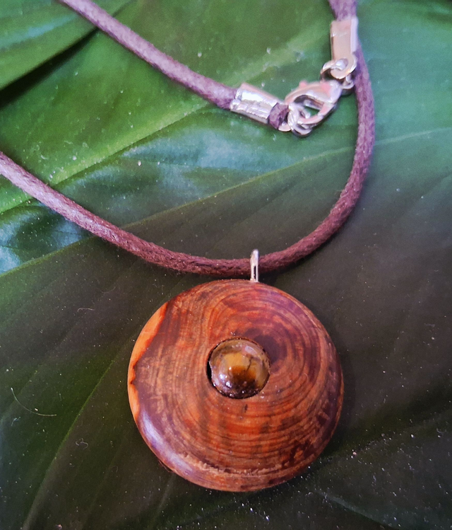 Pendentif en bois et Pierre, Génévrier et Oeil de Tigre