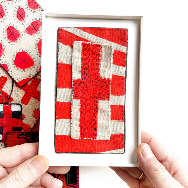 Tableau abstrait à motifs croix et rayures rouges, peint et brodé 