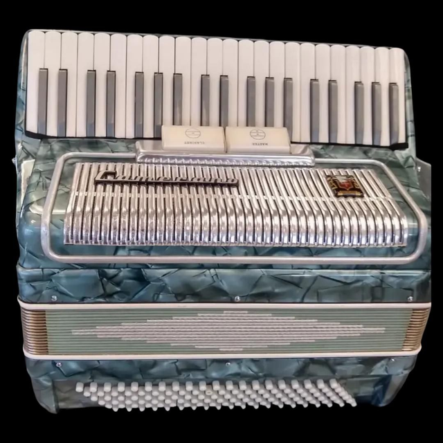 Acordeón a piano 120 bajos Camerano
