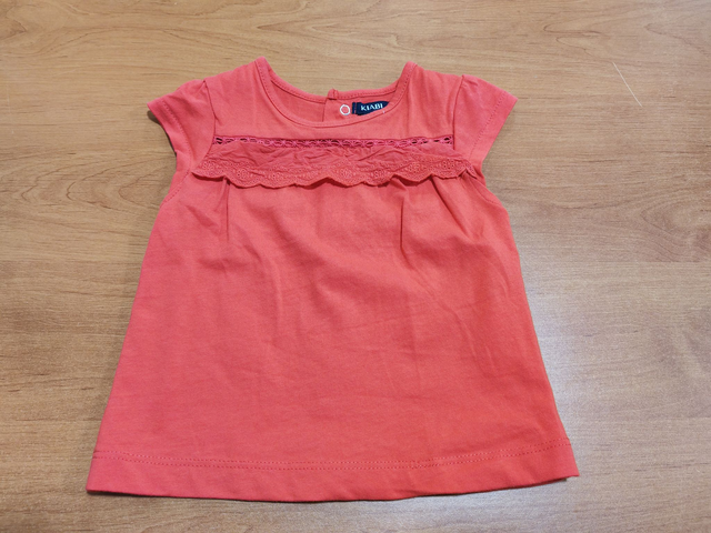 T-shirt rouge en 3 mois