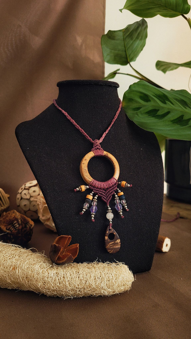 Sautoir micro-macramé – rond de noix de coco et perles naturelles