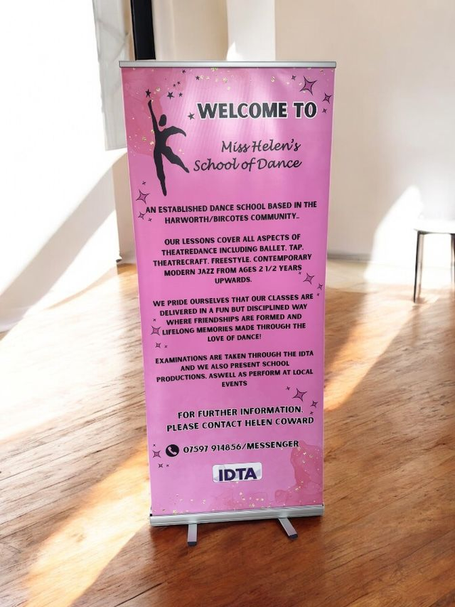 Small pull up roller banner