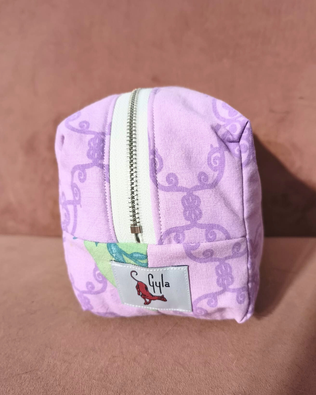 ✨ Trousse matelassée upcyclée – Édition La Princesse et la Grenouille (Tiana & Naveen) ✨