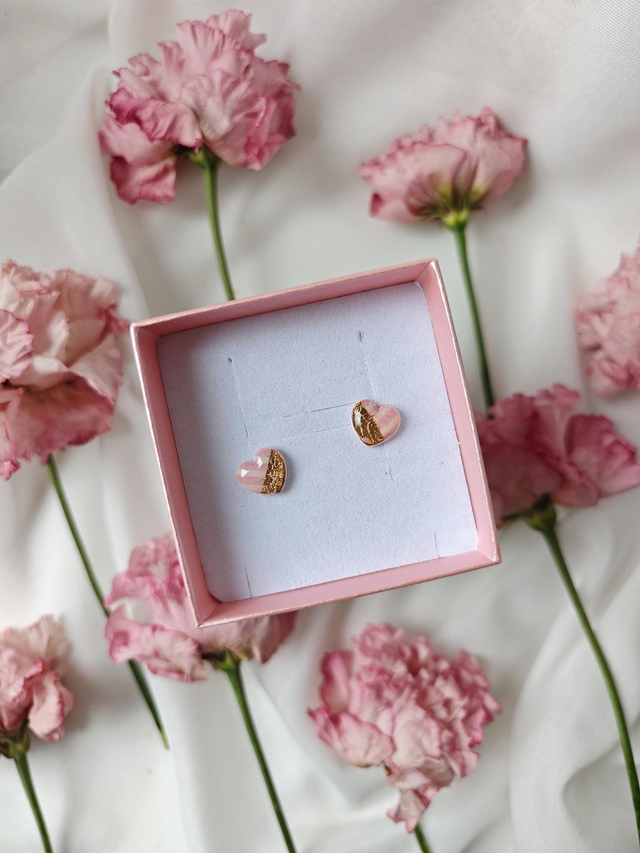 Valentinova kolekcija Roza pentlja - mala črtasta srca z zlatimi lističi 