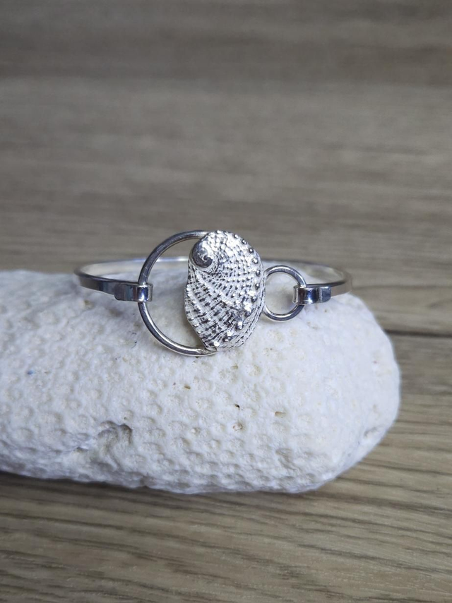 Haliotis shell on loop bangle