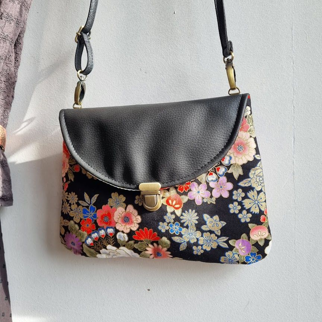 Sac pochette élégante "Kanako" noir doré & simili cuir noir