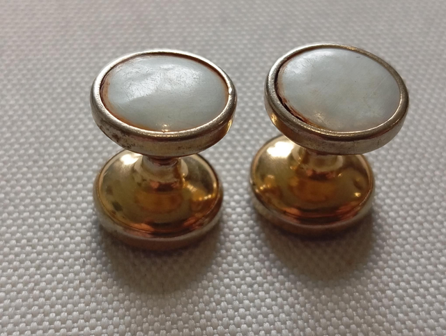 Boutons de manchettes ronds dorés et nacrés 