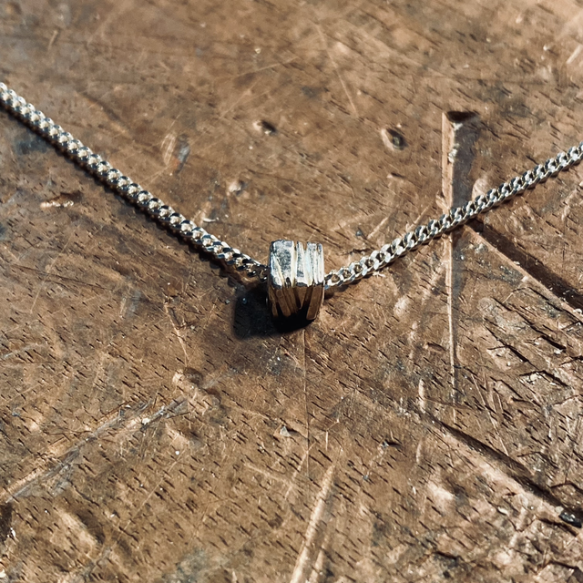 J729 CIONDOLO CUBETTO BETON LINEE INCROCIATE