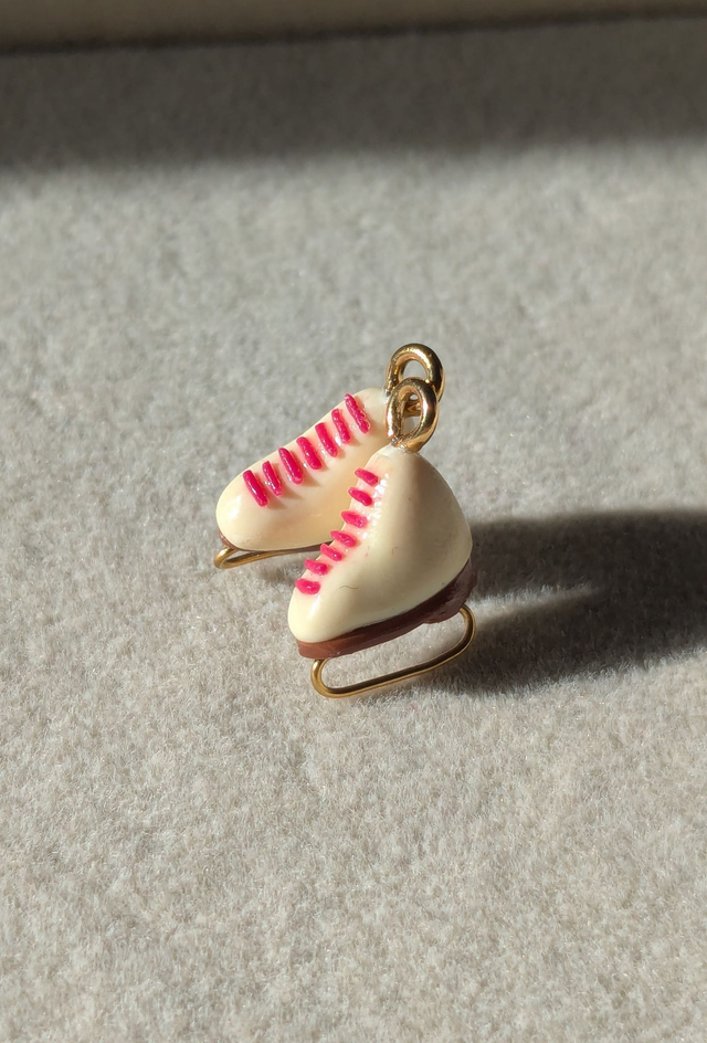 Charm patin à glace