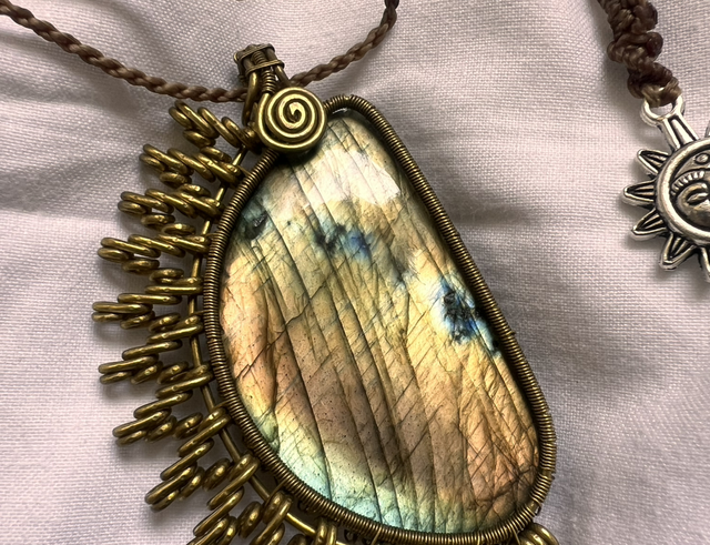 🌞 “Solar Spiral” – Golden Labradorite Pendant with Sun & Spiral Talisman