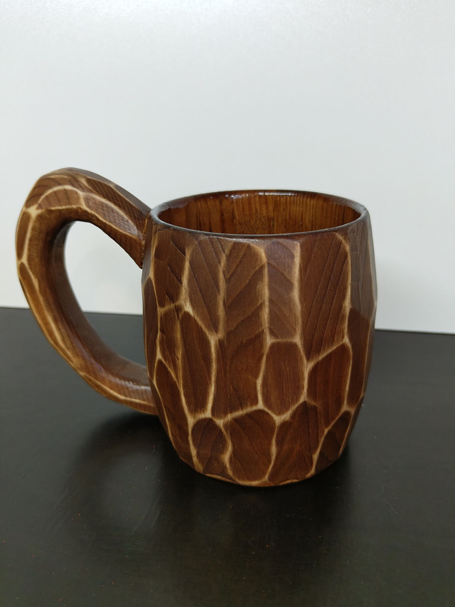 Rissholz – Handgefertigter Holzbecher mit Henkel 0,5 Liter