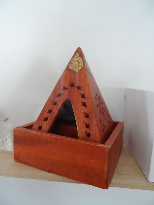 Brûleur d'encens pyramidal en bois de manguier ajouré Bouddha