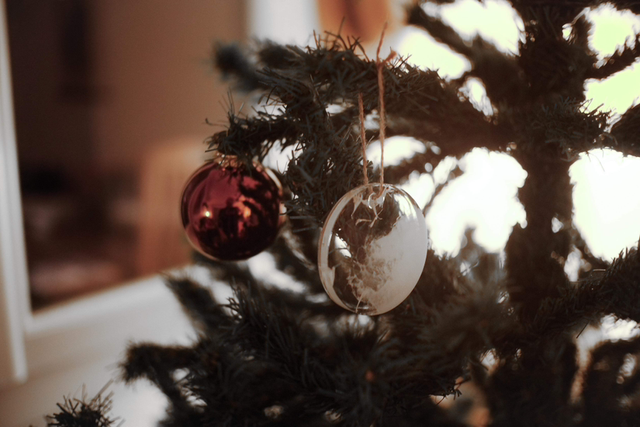 Boule de Noël en résine fleurie