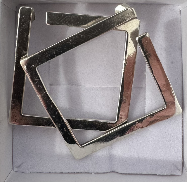 KB 18/Klára Bílá / Stříbrné náušnice / čtverec geometry