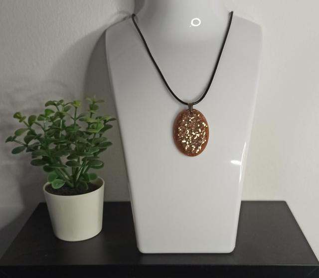 Pendentif beige pailleté CO004