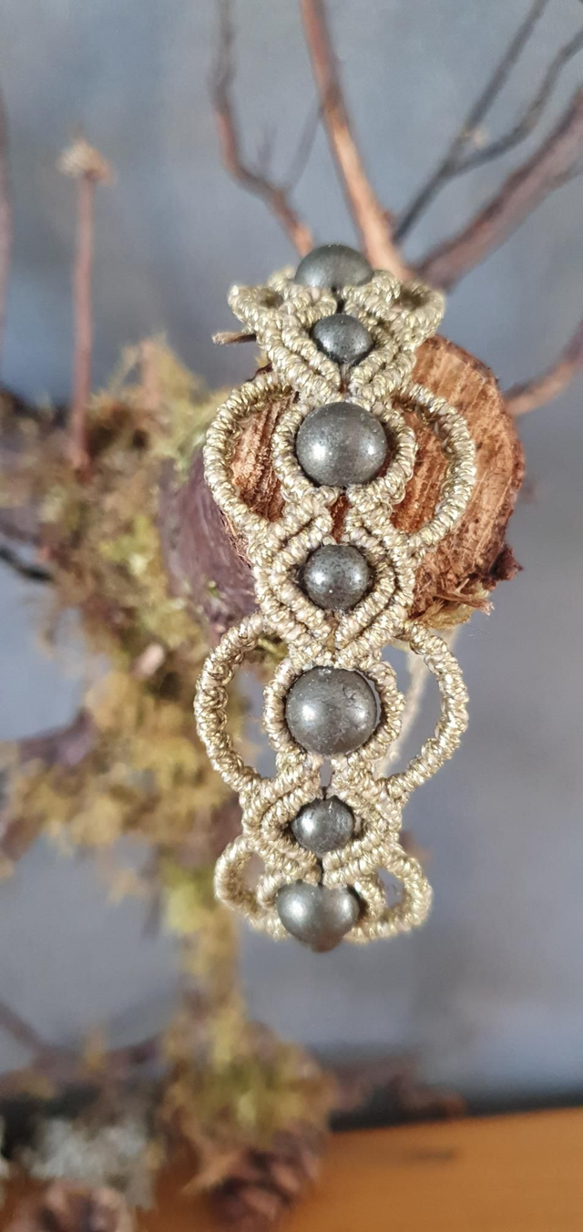 Bracelet doré avec perles en pyrite 