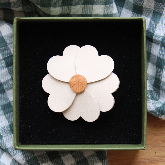 Barrette marguerite, cuir blanc et jaune 