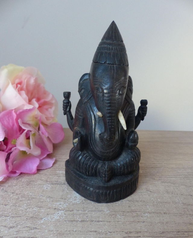 Statuette artisanale de Ganesh en bois marron foncé sculpté à la main – Sculpture hindouiste décorative, symbole de chance et de protection