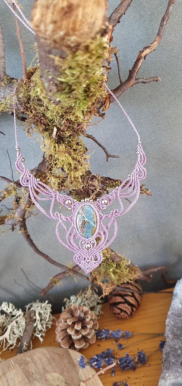 Magnifique collier "Féerie" en micro macramé mauve 