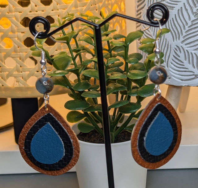 Boucles d'oreilles pendante similicuir marron, bleu et tissus enduit marron noir et bleu. Perles naturelles d'Everisonne bleu et marron.
