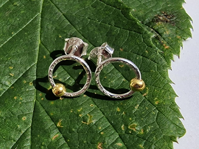 Halo hammered 925 Silver 9mm round ring stud earrings with 1 x Smooth Gold plated ball element. Butterfly backs. 1 x Pr 