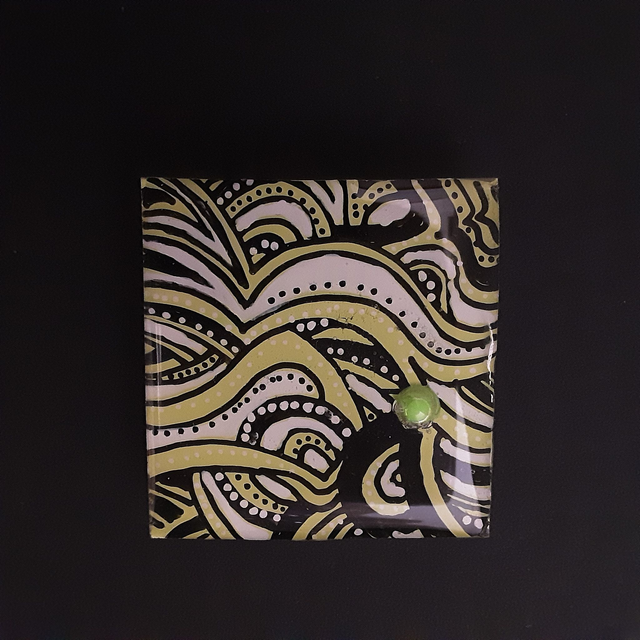 Broche  grand carré collection Petits points entrelacs noirs blancs et vert d’eau et cabochon vert nacré