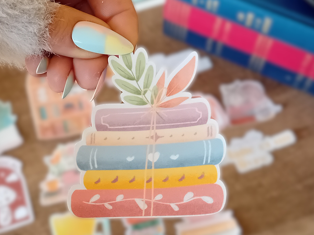 Sticker Holographique Waterproof - Pile de Livres avec des Feuilles