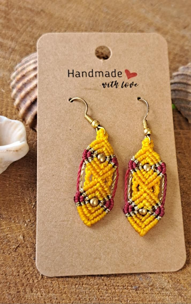 Boucles d'oreilles micro-macramé jaunes dorés