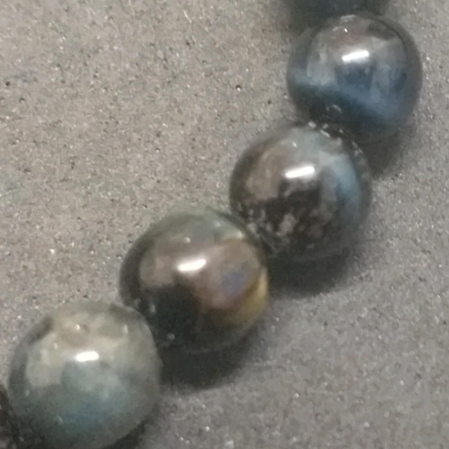 Perle d'oeil de faucon 