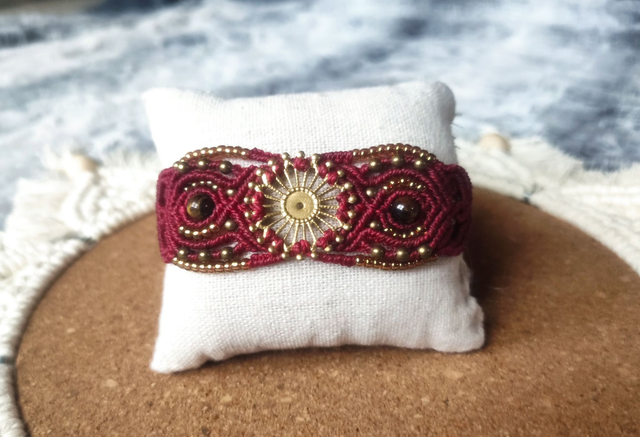 Manchette bordeaux avec estampe dorée et oeil de tigre