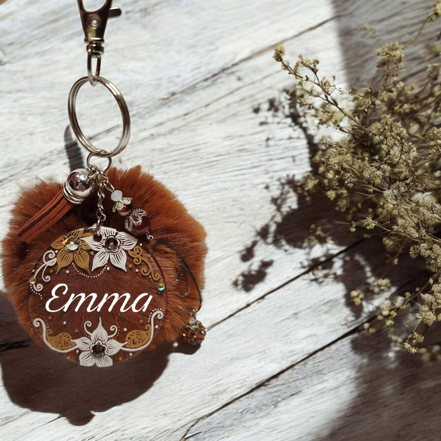 Bijou de sac prénom personnalisé dessiné à la main marron