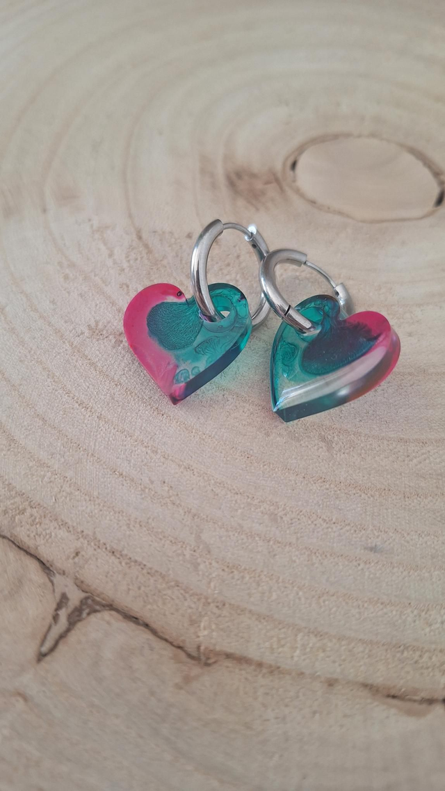 Créoles argentées cœurs roses/vers