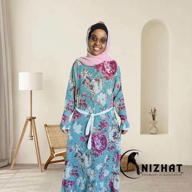 Robe longue vert à motifs floraux roses + un hijab rose clair