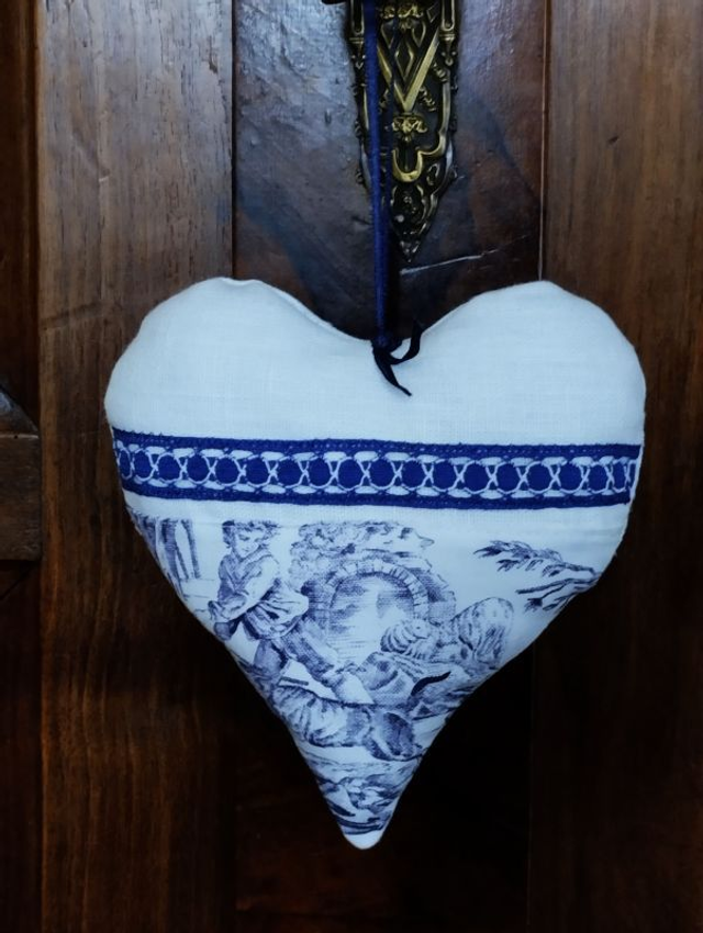coussin de porte coeur à suspendre toile de Jouy linge ancien