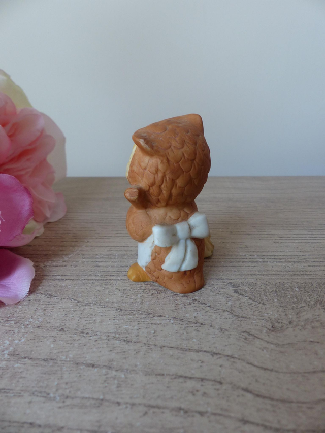 Figurine Chouette Ménagère en Céramique – Hibou avec Balai – Statuette Vintage Symbolique – Cadeau Retraite, Nouveau Départ, Crémaillère