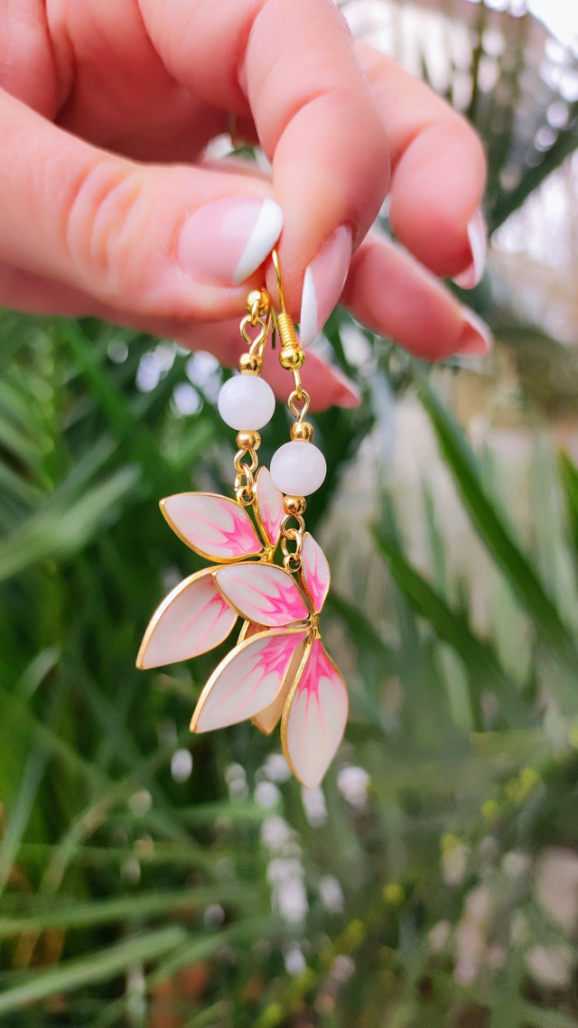 A Boucles d'oreilles "Fleur" émail et Pierre de lune