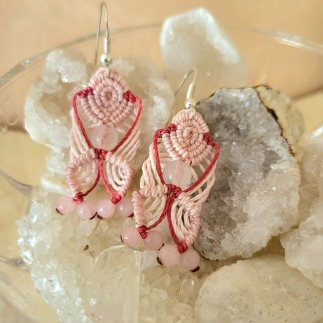 Kit Boucles d’oreilles Lyra quartz rose (micro-macramé fils roses et rouges)