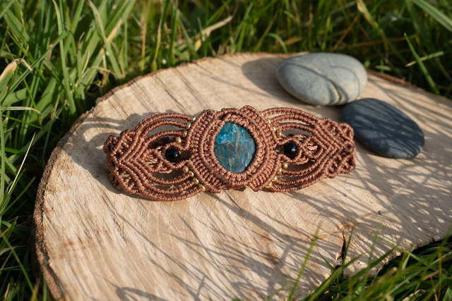 Manchette en micro-macramé et pierre Apatite