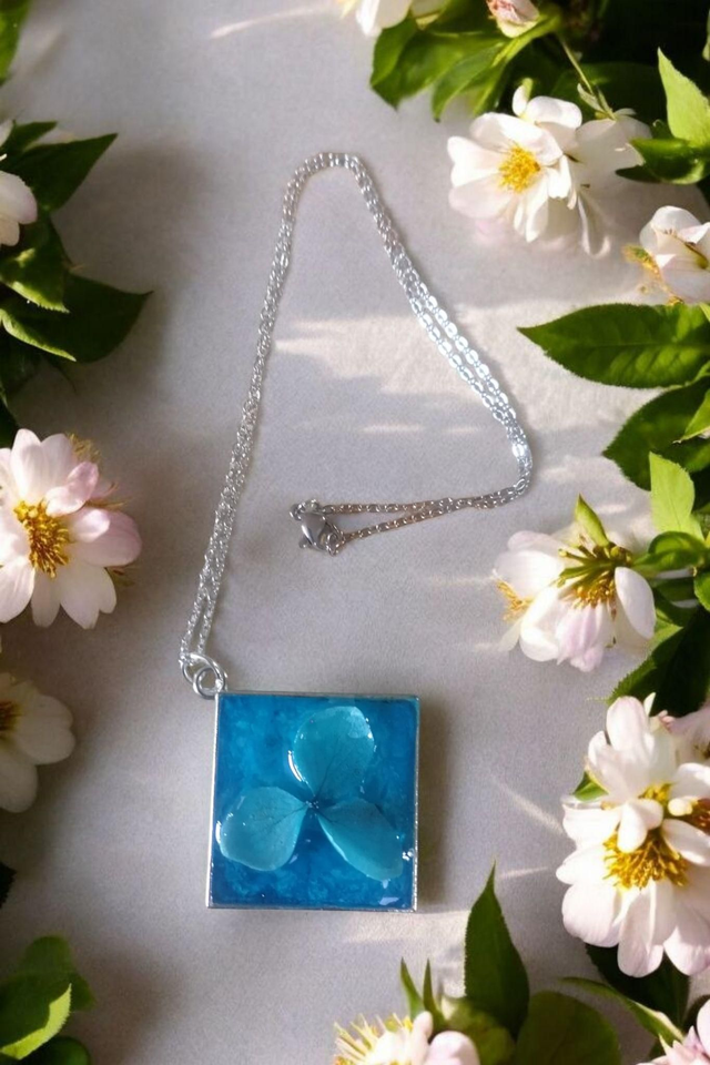 Collier argenté en résine uv, hypoallergénique fait main 