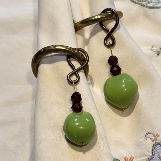 Messing servetring met groene kraal