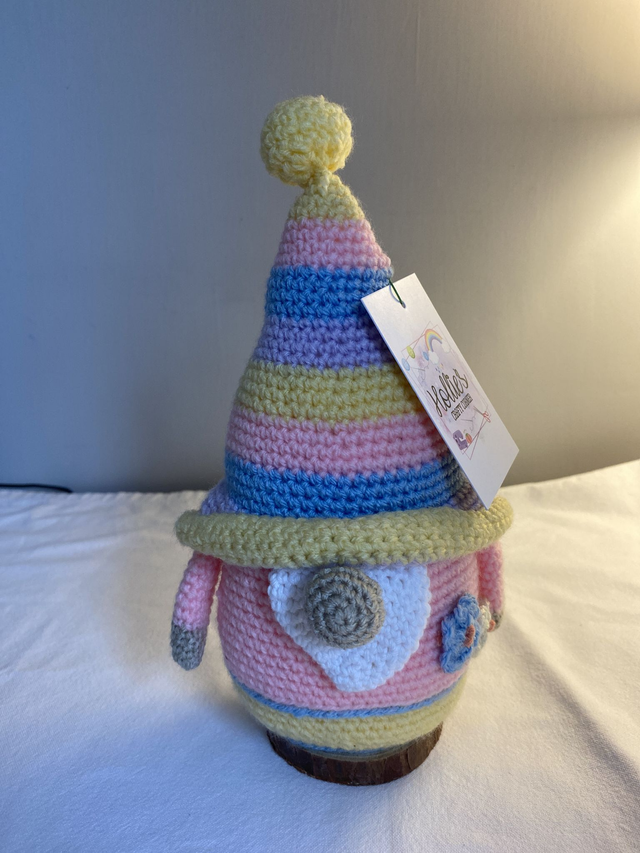 J1  gnome on wooden plinth