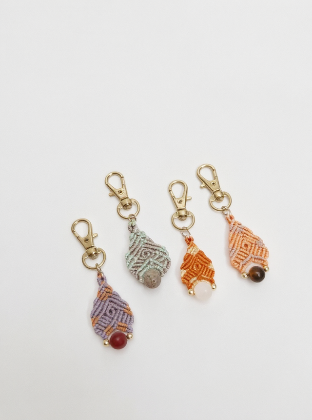 Porte-clé pyramide en micro-macramé