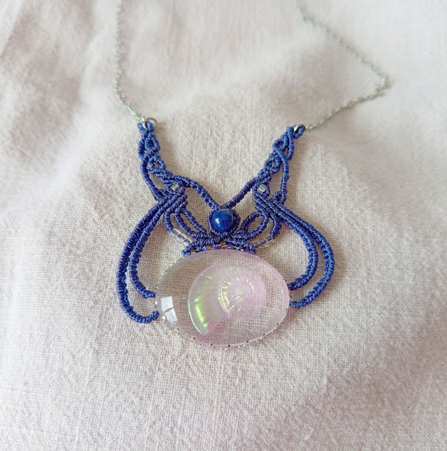 Collier en macramé avec un cabochon en résine