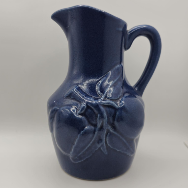 Pichet bleu décor de Pommes