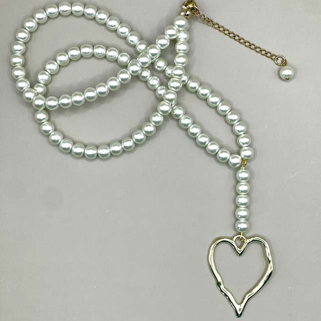 C47 - Collier perles résine pendentif cœur 