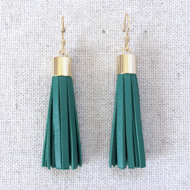 Boucles d’oreilles « Cavatina » dorées, cuir vert émeraude