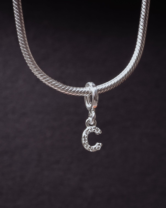 Berloque prata inicial C cravejada